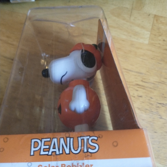Peanuts Snoopy Solar Bobbler New - Picture 2 of 7